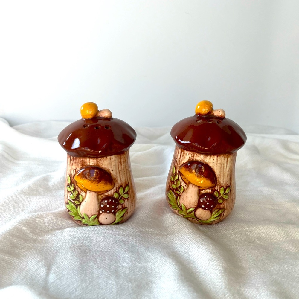 Ceramic salt and pepper mushroom set